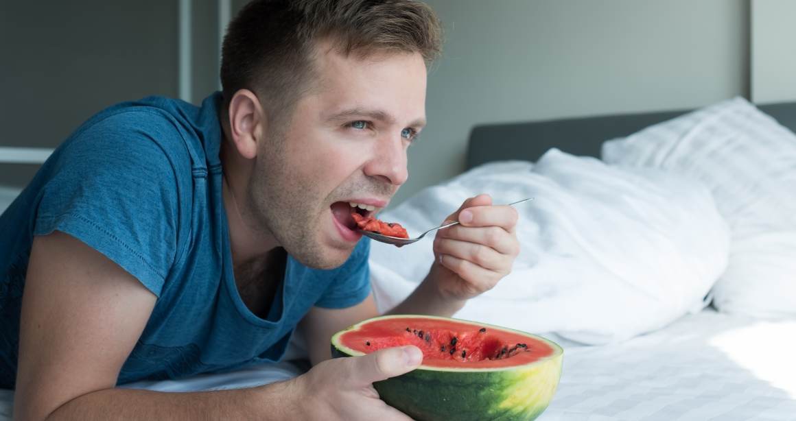 Pourquoi manger avant de se coucher peut aider à perdre du poids