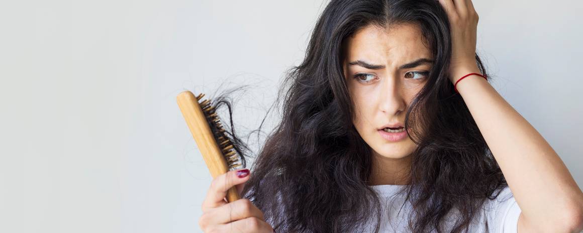 Quelles sont les causes des cheveux faibles et abîmés ?