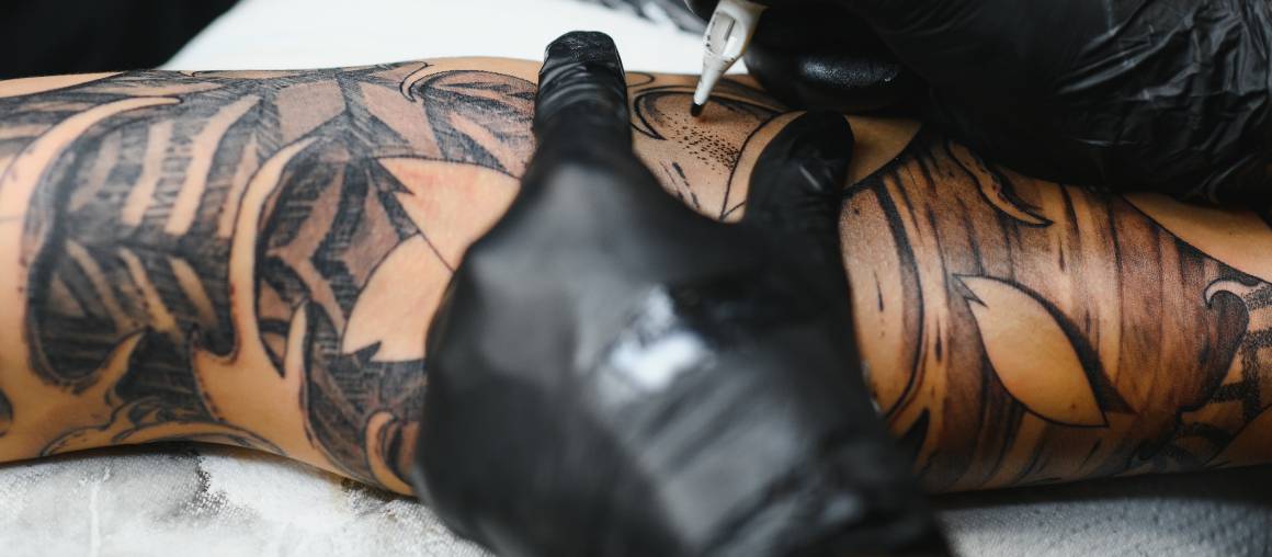 L'utilisation d'huile de CBD avant un tatouage réduit-elle la douleur ?