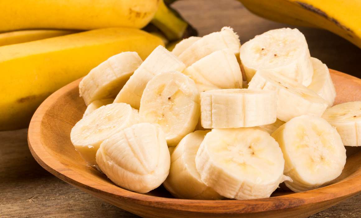 Découvrez si les bananes sont une source fiable de magnésium. Bien que les bananes soient des fruits populaires et nutritifs, leur teneur en magnésium n'est pas particulièrement élevée par rapport à d'autres sources alimentaires. Bien que les bananes contiennent une certaine quantité de magnésium, elles ne doivent pas être considérées comme une source suffisante. Pour vous assurer un apport suffisant, les experts conseillent d'incorporer dans votre alimentation quotidienne d'autres formes de sources alimentaires riches en magnésium, telles que les légumes verts feuillus, les noix et les graines, les céréales complètes, afin d'obtenir un apport adéquat en magnésium.