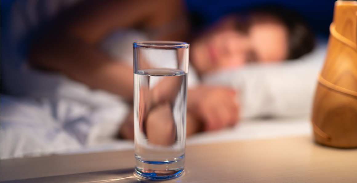 Boire de l'eau froide avant de se coucher : un lien surprenant pour mieux dormir